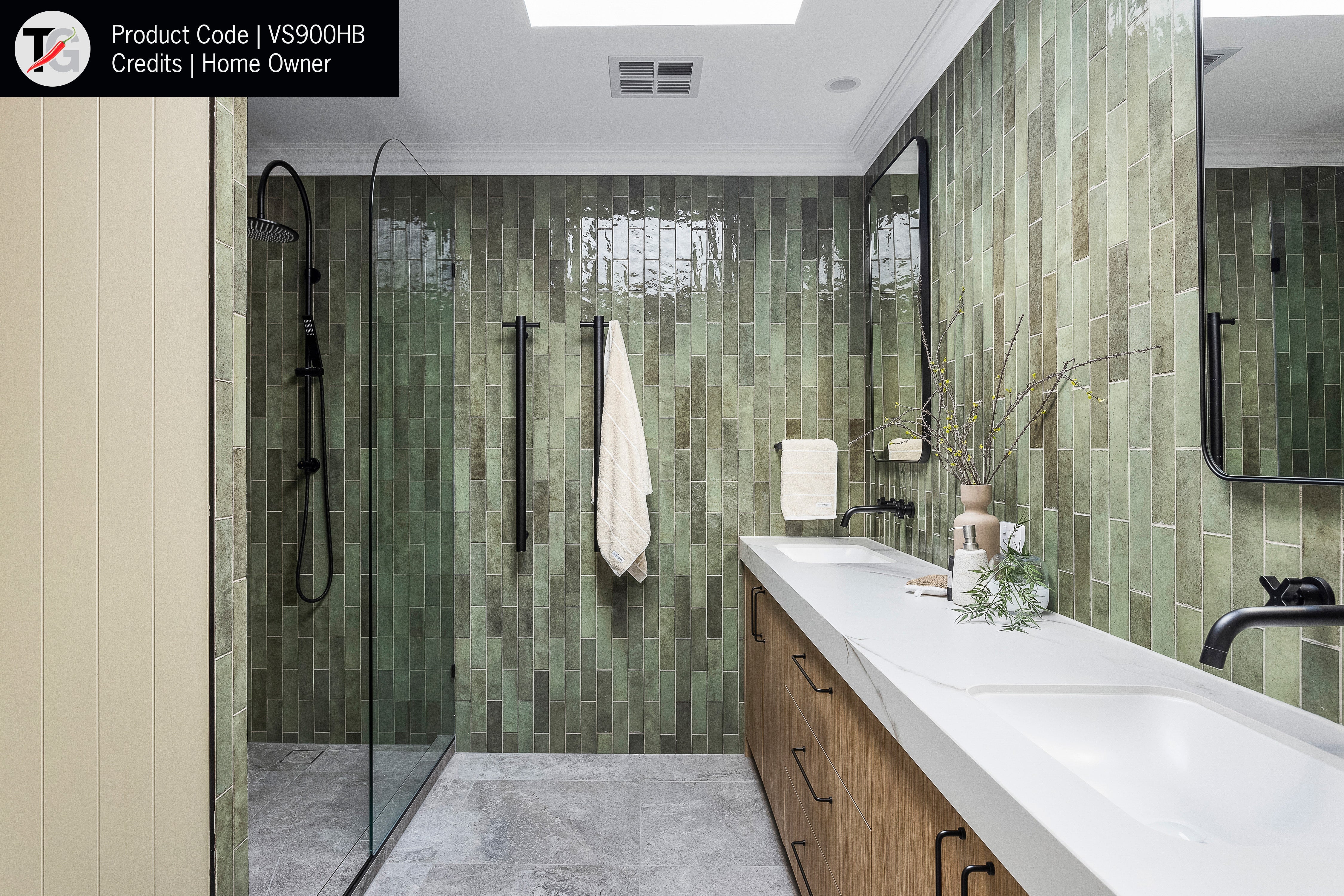 Thermorail Straight/Round 240Volt Vertical Bar 900x142x100mm 22Watt With Optional Hook - Matt Black