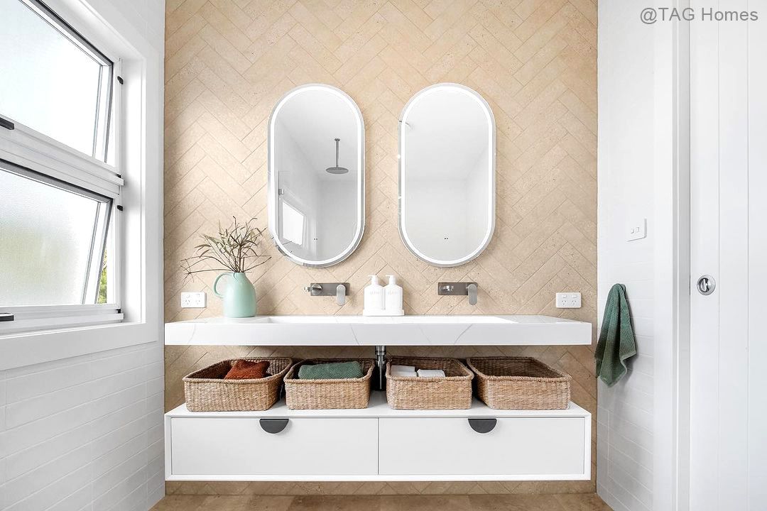 Moonlight Wall Hung Cabinet 1200 White (Gold Handle)