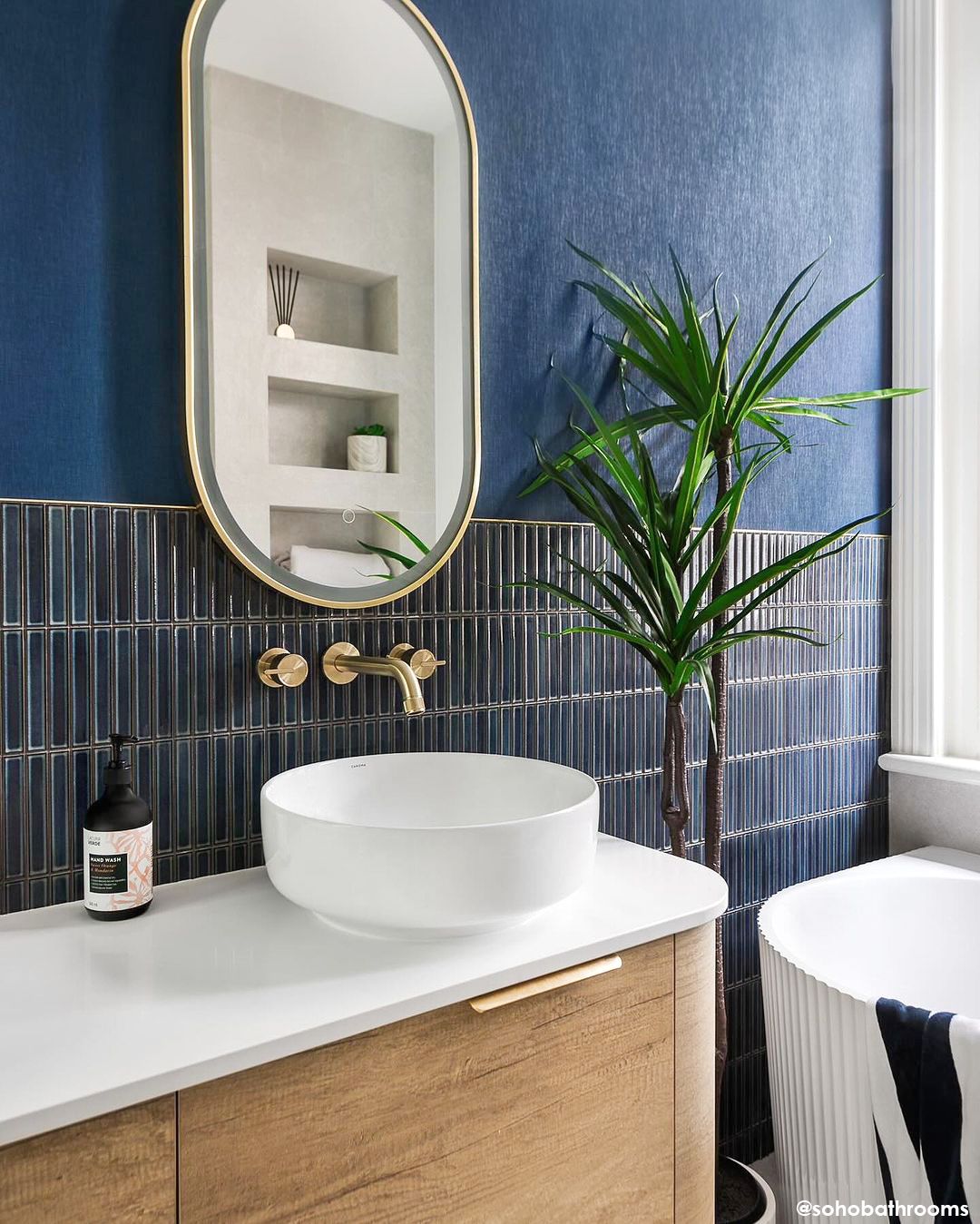 Bondi 1500mm Natural Oak Wall Hung Curve Cabinet