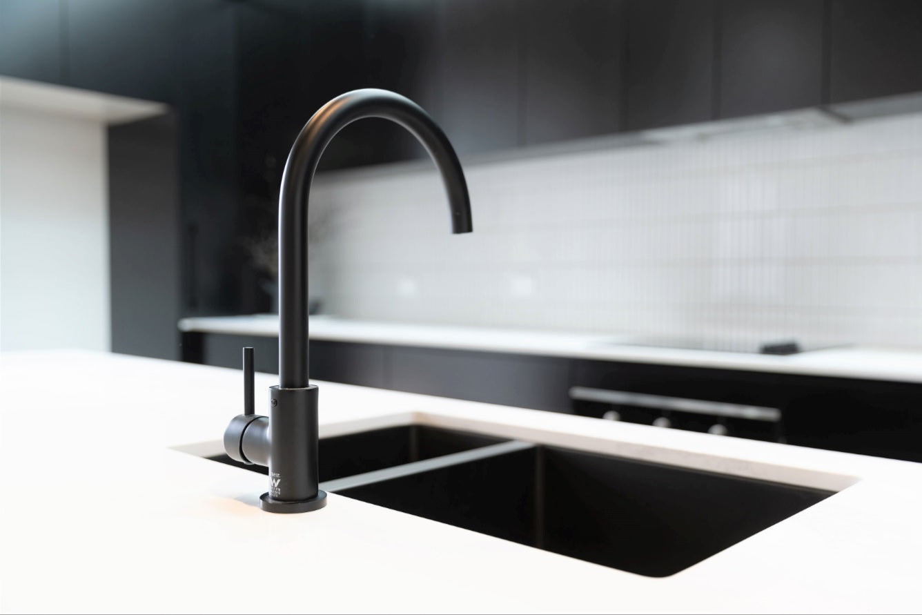Lavello Kitchen Sink - One and Half Bowl 670 x 440 - Gunmetal Black