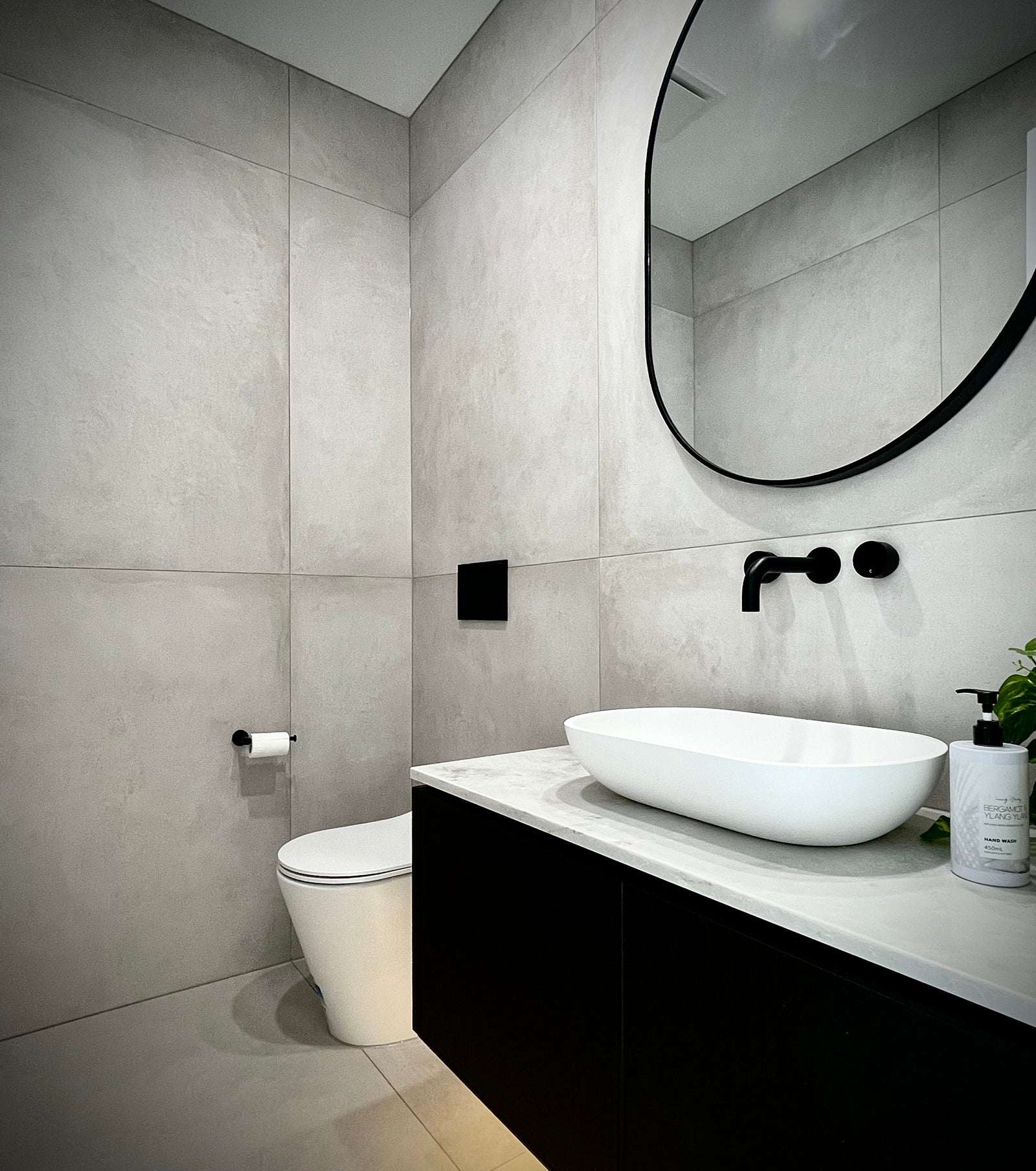 Round Toilet Roll Holder - Matte Black