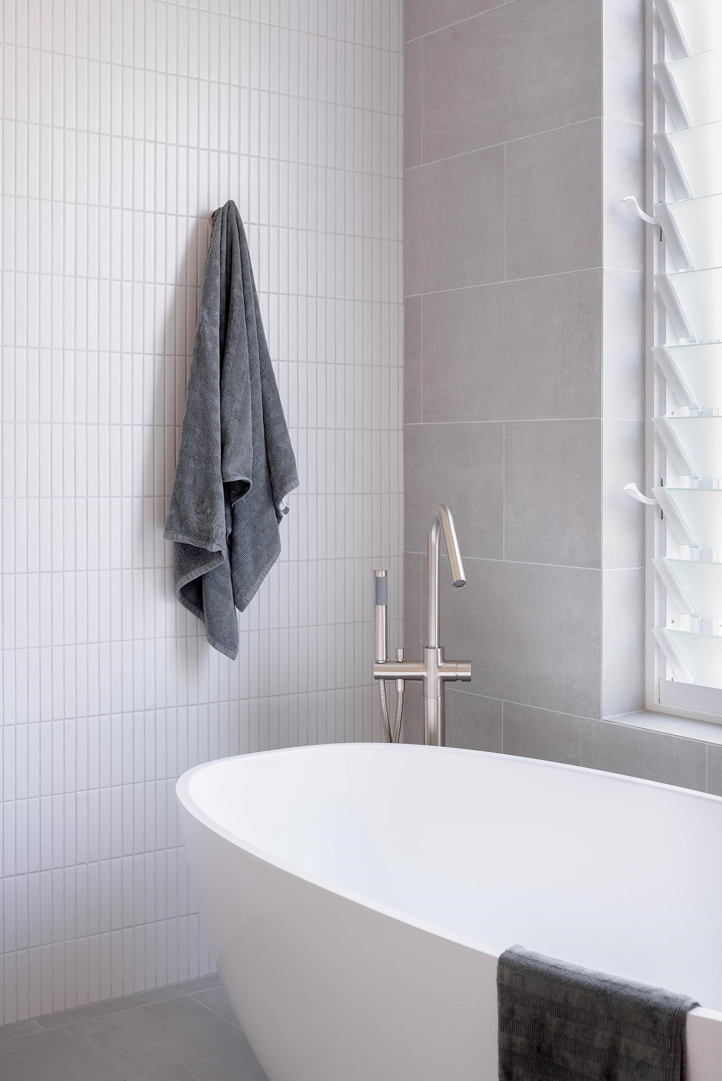 Round Pinless Freestanding Bath Spout and Hand Shower - PVD Brushed Nickel