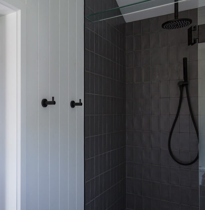 Round Shower on Bracket - Matte Black
