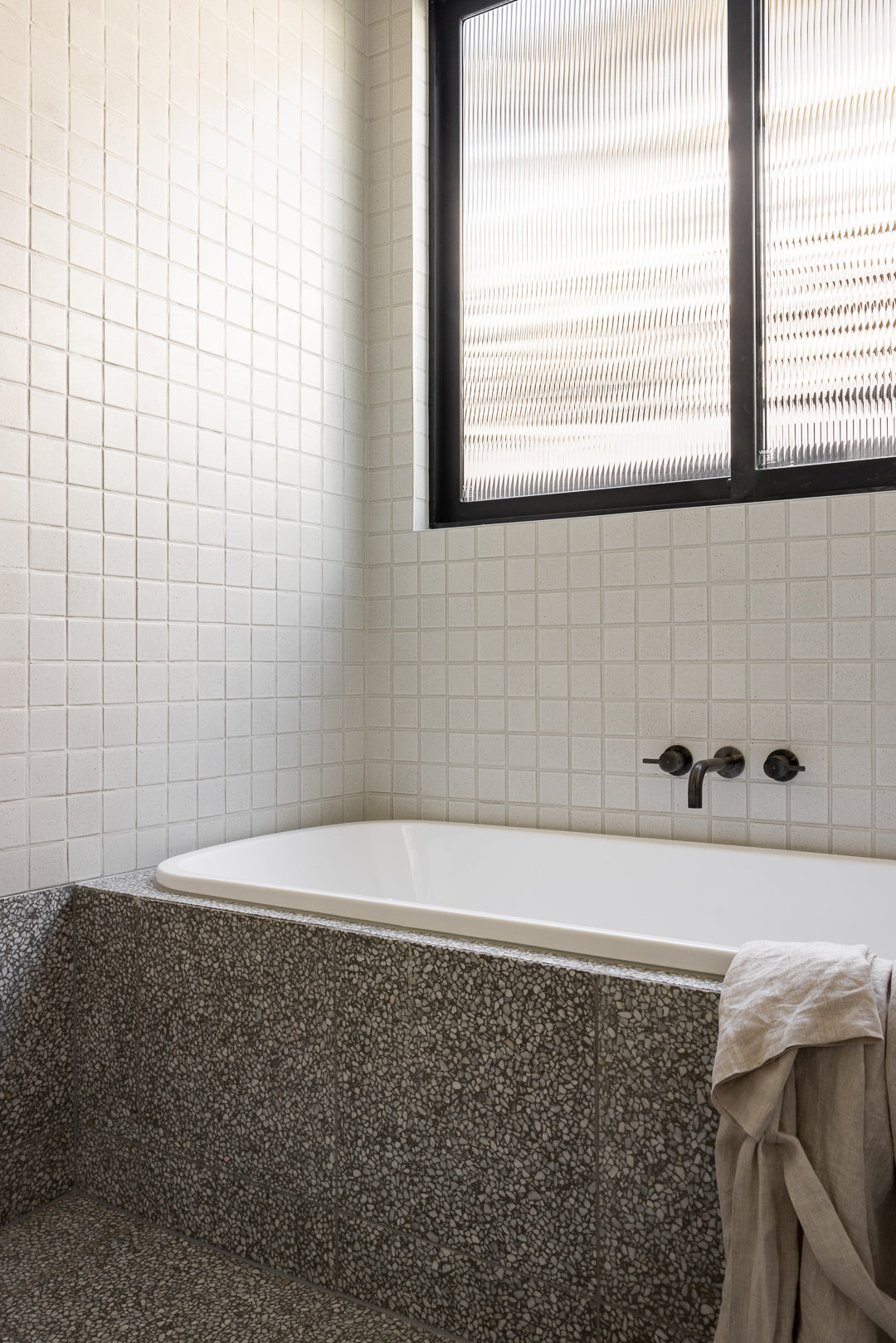 Round Quarter Turn Wall Top Assemblies - Shadow