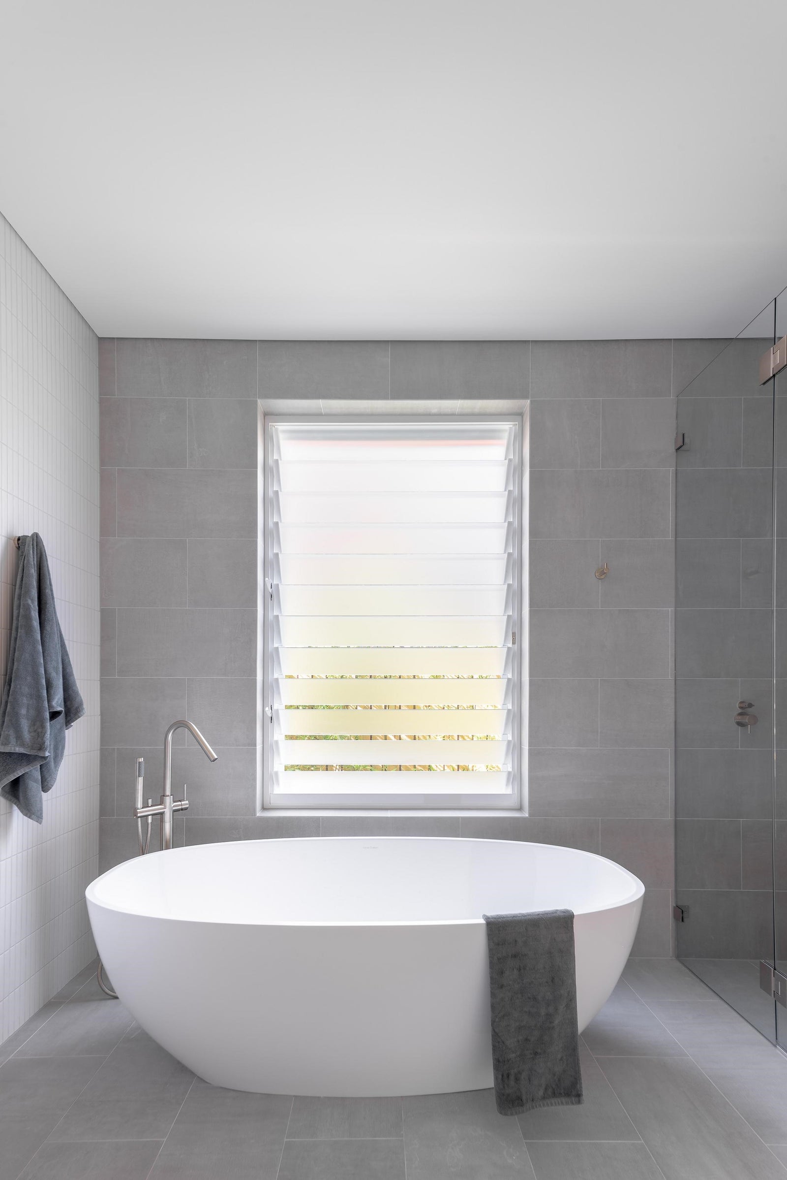 Round Freestanding Bath Spout and Hand Shower - PVD Brushed Nickel